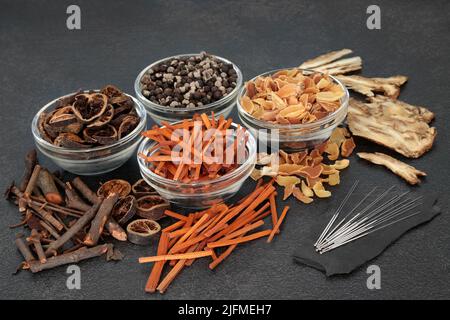 Aghi per agopuntura cinese per terapia alternativa. Usato con erbe e spezie in rimedi naturali curativi. Concetto di assistenza sanitaria orientale. Foto Stock