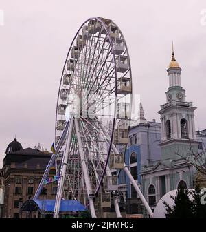 Kiev, Ucraina 31 gennaio 2020: Ruota panoramica a Kiev su Podil Foto Stock