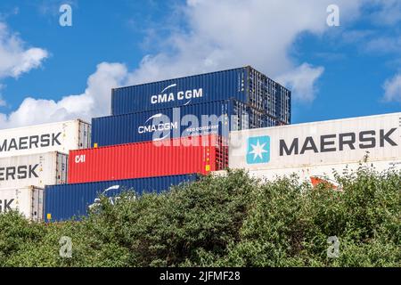 Contenitori di spedizione impilati al porto di Dublino, Dublino, Irlanda. Foto Stock