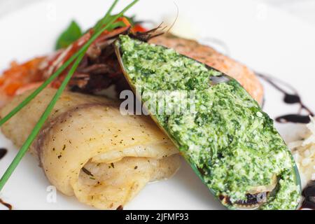 Marmello ripieno e pesce fritto sul piatto primo piano Foto Stock