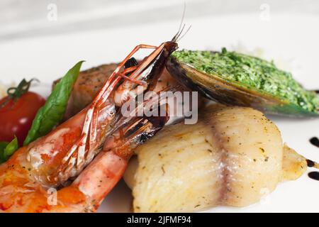 Mix di pesce alla griglia su sfondo bianco Foto Stock