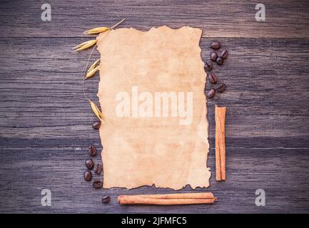 Carta vecchia e chicchi di caffè su sfondo del tavolo di legno scuro. Vista dall'alto con spazio per la copia Foto Stock