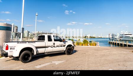 Miami Beach, Florida USA - 15 aprile 2021: ford F350 miami Beach veicolo di polizia, vista d'angolo Foto Stock