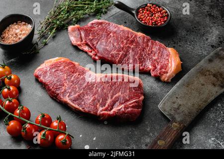 Bistecca di New York, su sfondo nero di pietra scura Foto Stock