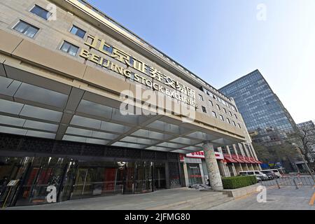 Pechino, Cina. 14th Nov 2021. Foto scattata il 14 novembre 2021 mostra una vista esterna della Borsa di Pechino, capitale della Cina. Credit: Li Xin/Xinhua/Alamy Live News Foto Stock