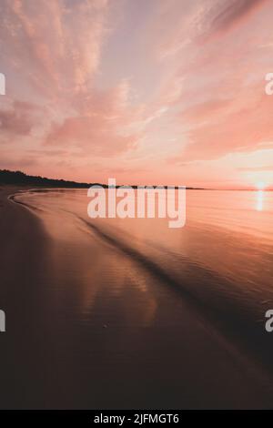 Tramonto su una spiaggia sull'isola di Gotland Foto Stock