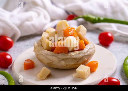 Carciofi con olio d'oliva su sfondo di pietra. Guarnire l'artichoke. Alimenti sani. Nome locale zeytinyagli endinar. Primo piano Foto Stock