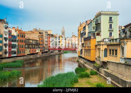 Ponte sul canale tra edifici in città Foto Stock