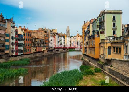 Ponte sul canale tra edifici in città Foto Stock