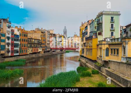 Ponte sul canale tra edifici in città Foto Stock