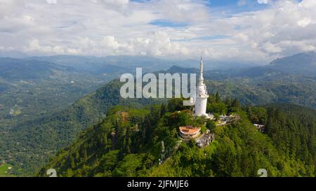 Complesso per la biodiversità di Ambuluwawa, noto come centro multirereligioso. Gambola, Sri Lanka. Foto Stock