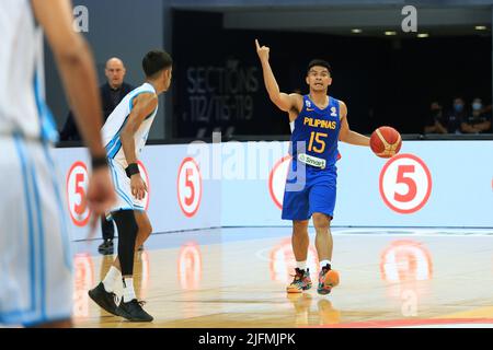 Pasay City, Filippine. 03rd luglio 2022. Kiefer Ravena (15, Blue) chiama un gioco per le Filippine. (Foto di Dennis Jerome Acosta/Pacific Press) Credit: Pacific Press Media Production Corp./Alamy Live News Foto Stock