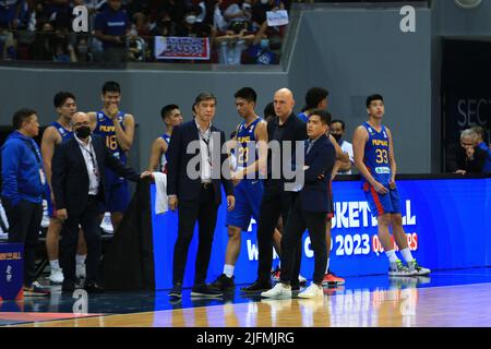 Pasay City, Filippine. 03rd luglio 2022. Allenatore Nenad Vucinic delle Filippine confessa con il suo personale di coaching. (Foto di Dennis Jerome Acosta/Pacific Press) Credit: Pacific Press Media Production Corp./Alamy Live News Foto Stock