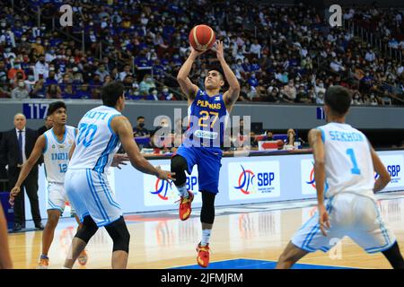 Pasay City, Filippine. 03rd luglio 2022. SJ Belangel (27) delle Filippine spara su due difensori. (Foto di Dennis Jerome Acosta/Pacific Press) Credit: Pacific Press Media Production Corp./Alamy Live News Foto Stock