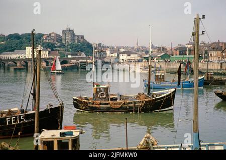 Barche nel porto, Folkestone, Kent, Inghilterra, Regno Unito all'inizio del 1960s Foto Stock