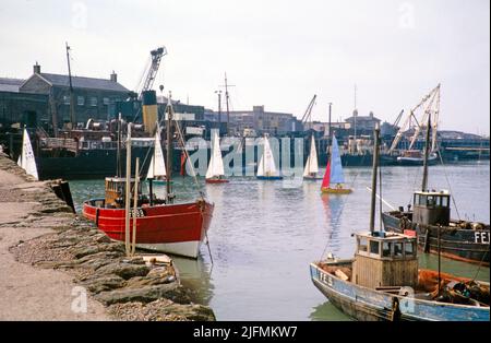 Barche nel porto, Folkestone, Kent, Inghilterra, Regno Unito all'inizio del 1960s Foto Stock