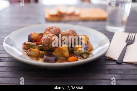 polpette cotte con melanzana stufata con foschia in ciotola Foto Stock