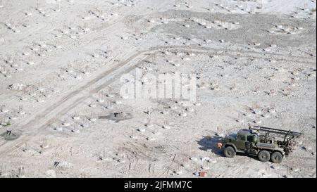 Kiev, Ucraina 30 agosto 2019: Lavoro della perforatrice nel luogo di costruzione della casa Foto Stock
