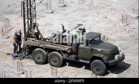 Kiev, Ucraina 30 agosto 2019: Lavoro della perforatrice nel luogo di costruzione della casa Foto Stock