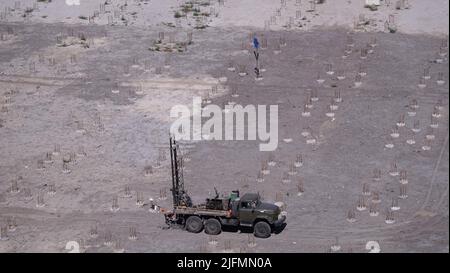 Kiev, Ucraina 30 agosto 2019: Lavoro della perforatrice nel luogo di costruzione della casa Foto Stock