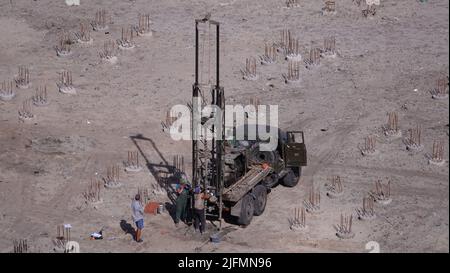 Kiev, Ucraina 30 agosto 2019: Lavoro della perforatrice nel luogo di costruzione della casa Foto Stock