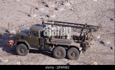 Kiev, Ucraina 30 agosto 2019: Lavoro della perforatrice nel luogo di costruzione della casa Foto Stock