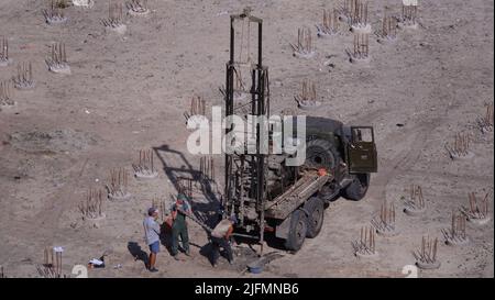 Kiev, Ucraina 30 agosto 2019: Lavoro della perforatrice nel luogo di costruzione della casa Foto Stock