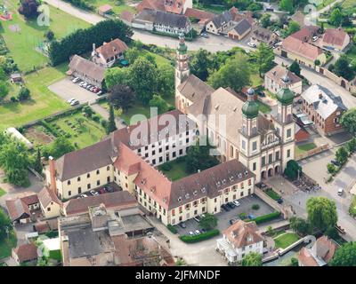 VISTA AEREA. Chiesa abbaziale di San Mauritius a Ebersmunster. Bas-Rhin, Alsazia, Grand Est, Francia. Foto Stock