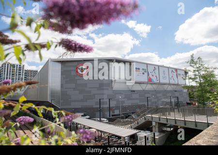 Londra, Regno Unito. 04th luglio 2022. Calcio, nazionale, donne, euro 2022: Al Brentford Community Stadium è appeso un banner che legge 'UEFA Women's Euro England 2022'. È qui che la nazionale tedesca delle donne ha il suo primo incontro contro la Danimarca il 8 giugno. Credit: Sebastian Gollnow/dpa/Alamy Live News Foto Stock