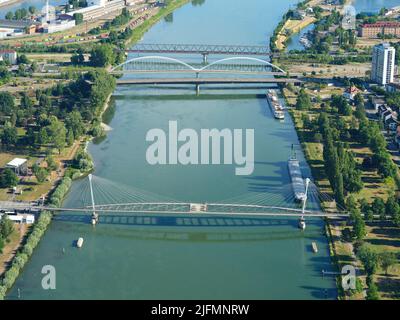 VISTA AEREA. Ponti sul Reno tra Strasburgo, la Francia (a sinistra) e Kehl, Germania. Foto Stock