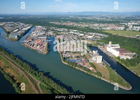 VISTA AEREA. Il porto indipendente di Strasburgo lungo il Canal d'Alsace. Bas-Rhin, Alsazia, Grand Est, Francia. Foto Stock