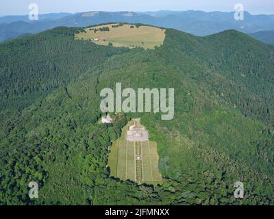 VISTA AEREA. Cima di Hartmannswillerkopf noto anche come Vieil Armand (altitudine: 956m), si affaccia su un monumento nazionale della prima Guerra Mondiale. Alsazia, Francia. Foto Stock