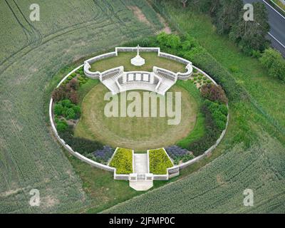 VISTA AEREA. Il cratere di Lichfield, un monumento ai soldati canadesi caduti durante la prima guerra mondiale Thélus, Pas-de-Calais, Hauts-de-France, Francia. Foto Stock