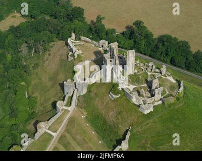 VISTA AEREA. Corfe Castle a Dorset, Inghilterra, Regno Unito. Foto Stock