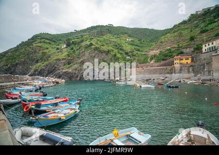 Vernazza, Italia - Giugno 10. 2021: Porto di Vernazza nelle cinque Terre, barche legate Foto Stock