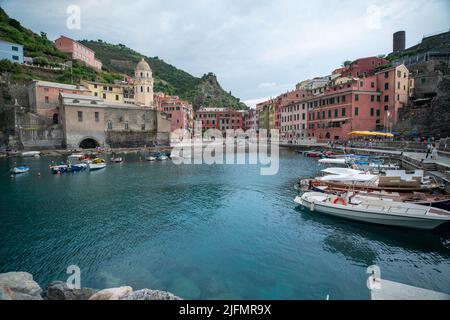 Vernazza, Italia - Giugno 10. 2021: Porto di Vernazza nelle cinque Terre, barche legate Foto Stock
