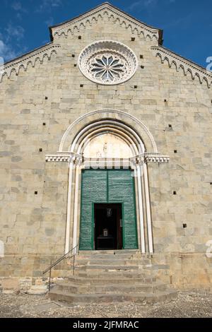 Corniglia, Italia - Giugno 10. 2021: Chiesa di Corniglia. Chiesa in Città Mediterranea. Aprire le porte Foto Stock
