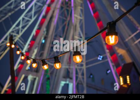 Luci festive decorate alla fiera di Natale Hyde Park Winter Wonderland a Londra Foto Stock