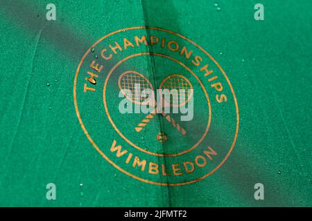 Londra, Regno Unito. 4th luglio 2022, All England Lawn Tennis and Croquet Club, Londra, Inghilterra; torneo di Wimbledon Tennis; Wimbledon Championships logo su ombrello credito: Action Plus Sports Images/Alamy Live News Foto Stock