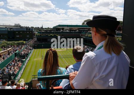 Londra, Regno Unito. 4th luglio 2022, All England Lawn Tennis and Croquet Club, Londra, Inghilterra; Wimbledon Tennis Tournament; A Steward Observing Court diciotto crediti: Action Plus Sports Images/Alamy Live News Foto Stock