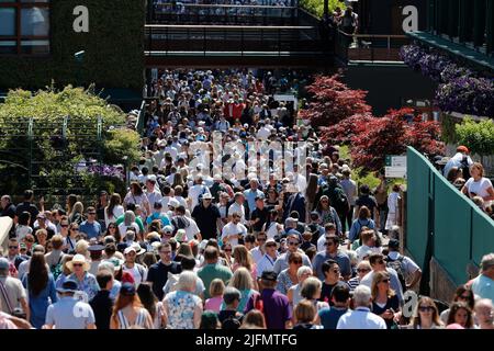 Londra, Regno Unito. 4th luglio 2022, All England Lawn Tennis and Croquet Club, Londra, Inghilterra; torneo di tennis di Wimbledon; folle giganti in arrivo al Wimbledon Championships Credit: Action Plus Sports Images/Alamy Live News Foto Stock