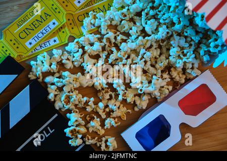 clapper board, biglietti per film e popcorn. Foto Stock