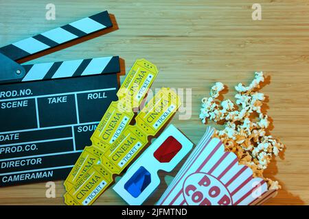 clapper board, biglietti per film e popcorn. Foto Stock