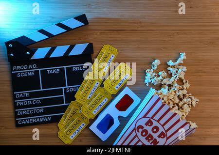 clapper board, biglietti per film e popcorn. Foto Stock