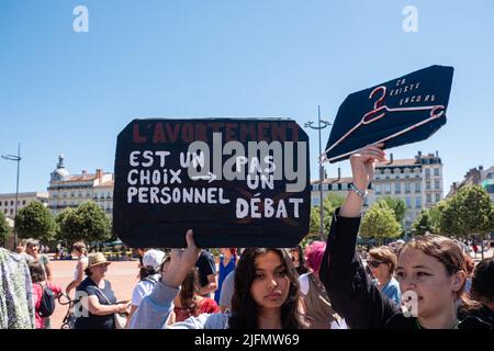 Francia, Lione, 2022-07-02. Dimostrazione a sostegno dei diritti di aborto negli Stati Uniti. Foto Stock