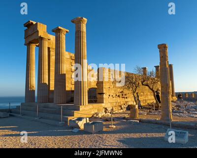 Lindos, Grecia - 27 Settembre, 2021, Vista sulle rovine dell'acropoli di Lindos, Rhodos, Grecia Foto Stock