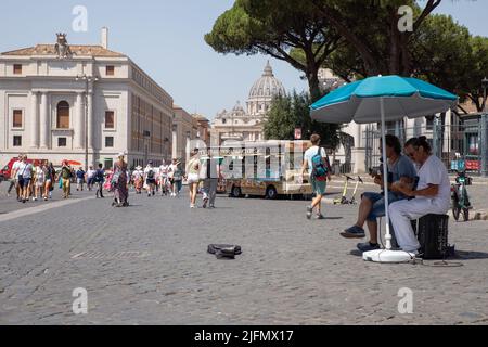 Roma, Italia. 4th luglio 2022. Musicisti di strada a Roma in una calda giornata estiva (Credit Image: © Matteo Nardone/Pacific Press via ZUMA Press Wire) Foto Stock