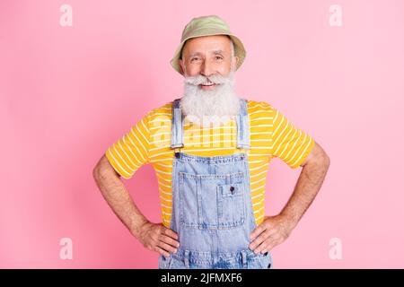 Ritratto di contenuto attraente uomo allegro mani su fianchi isolati su sfondo rosa pastello colore Foto Stock