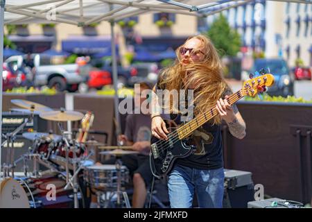 Gettysburg, Pennsylvania, USA – 3 luglio 2022: Una band locale sbatte la piazza del centro durante la celebrazione del 4th luglio con musica forte e capelli selvatici per la gioia Foto Stock