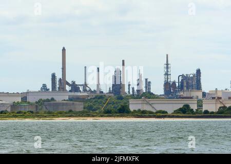 Fawley, Hampshire, Regno Unito. 4th luglio 2022. Vista generale della raffineria di olio di Fawley che si trova sulle rive di Southampton Water vicino Southampton in Hampshire che è di proprietà della esso Petroleum Company. Picture Credit: Graham Hunt/Alamy Live News Foto Stock